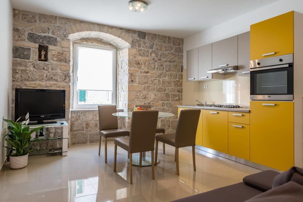 Mila Apartment Sinj Exterior photo